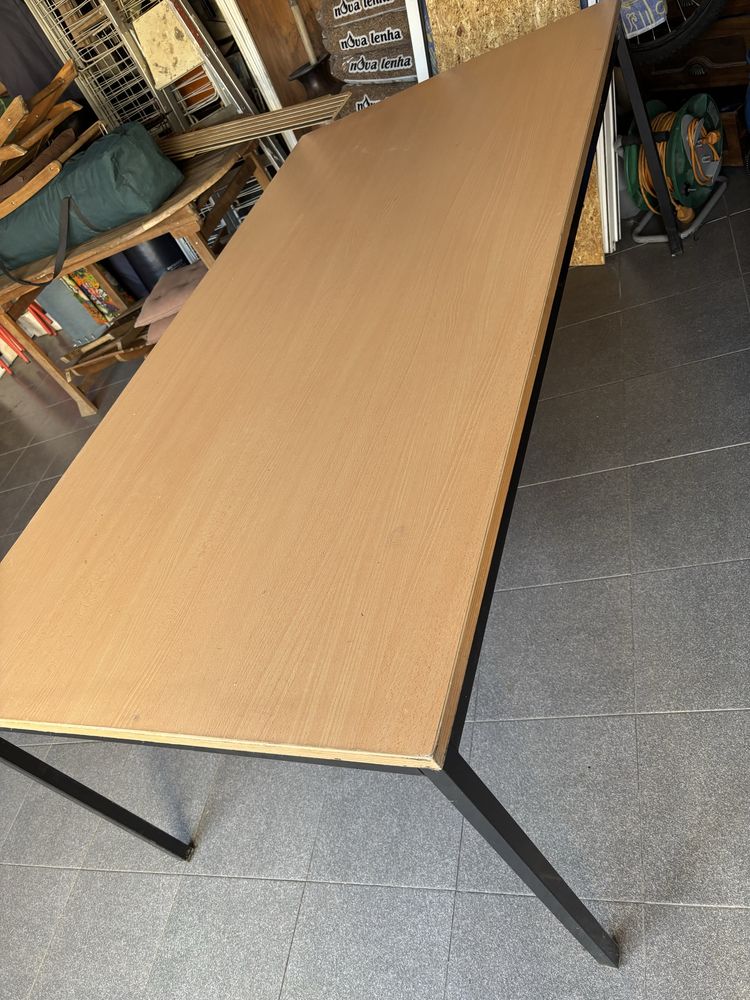 Mesa  a vendo…..