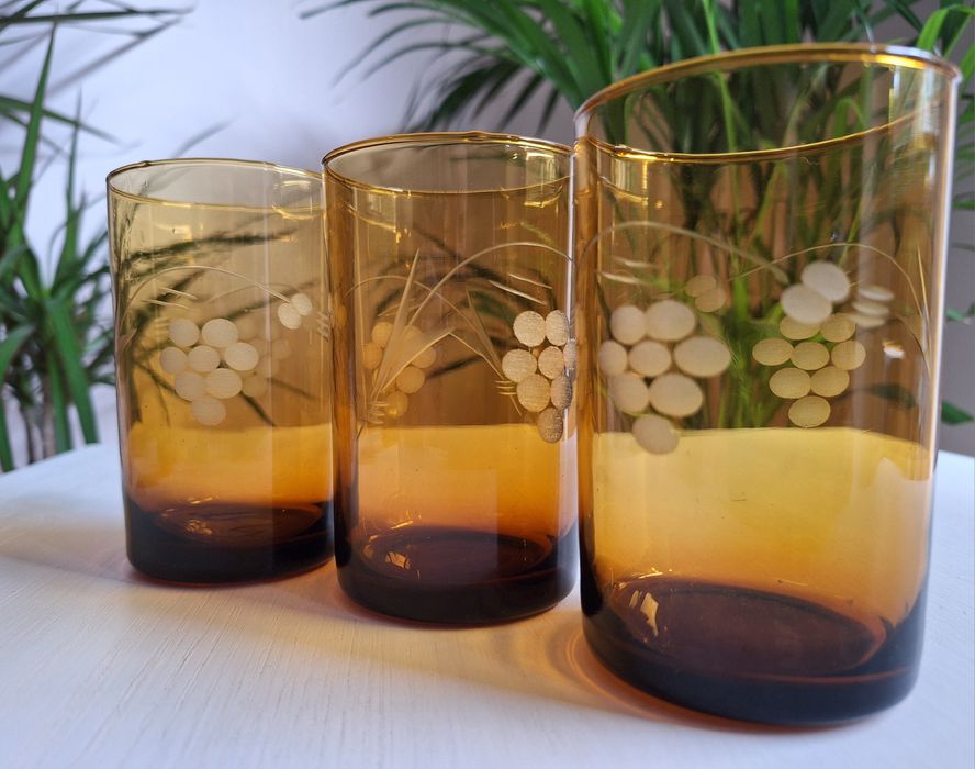 Szklanki 3 szt z bursztynowego szkła PRL