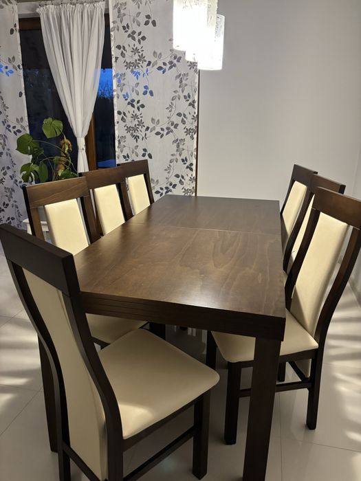 Stół z krzeslami do jadalni