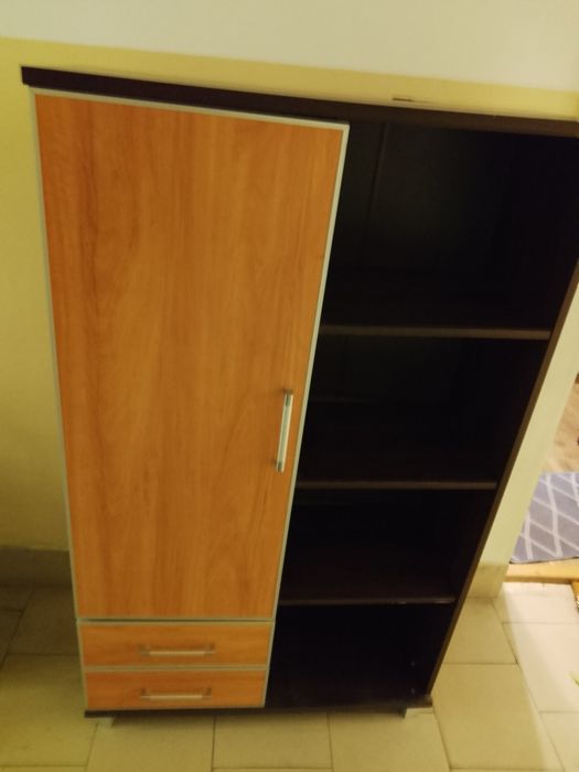 Regał z półkami i szufladami