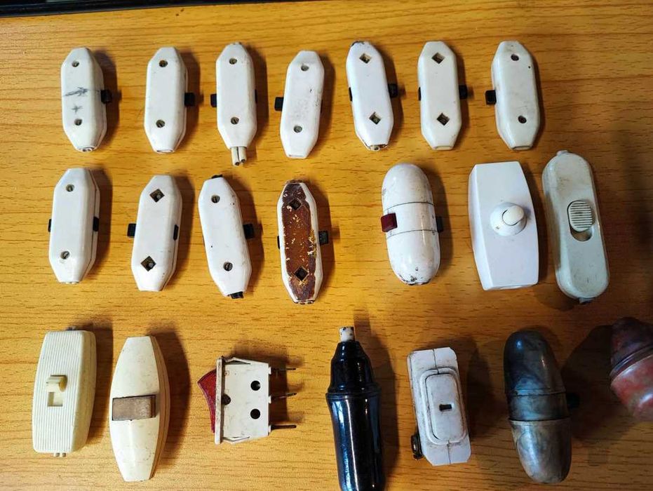 Bakelitowy wyłącznik,pstryczek elektryczek,cena za 1 szt.