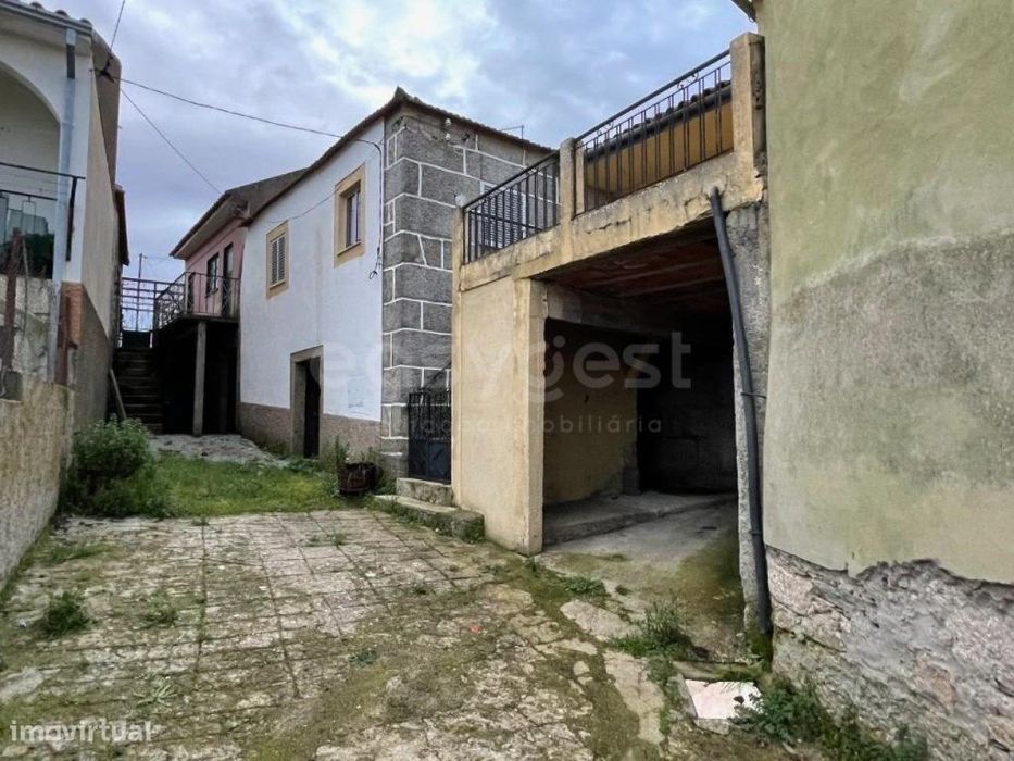 Moradia por recuperar em Vila Nova Foz Côa