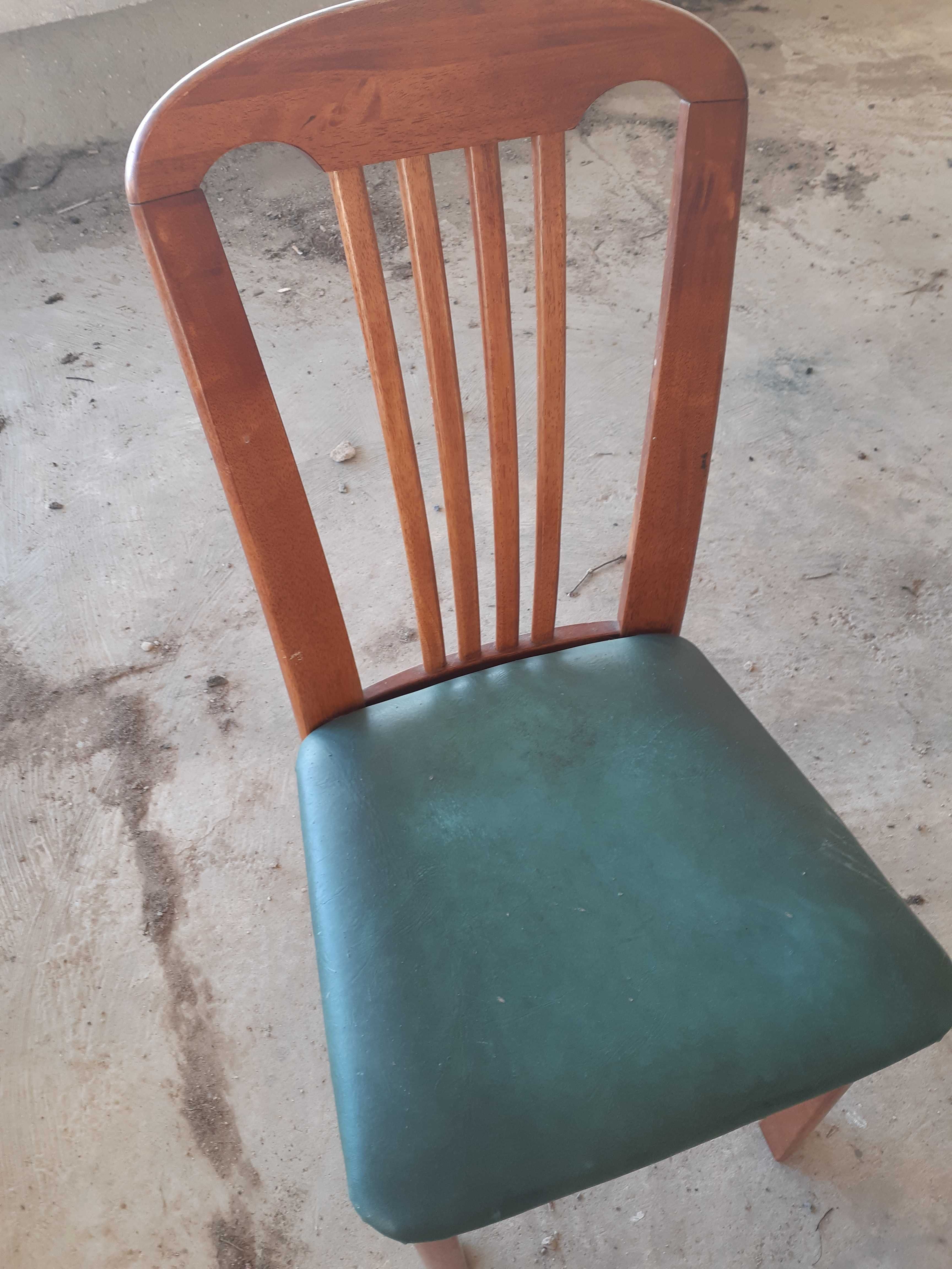 4 cadeiras em madeira