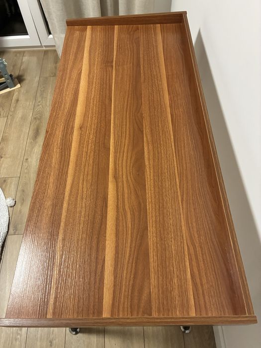 Brązowe biurko industrialne z czarnymi nogami