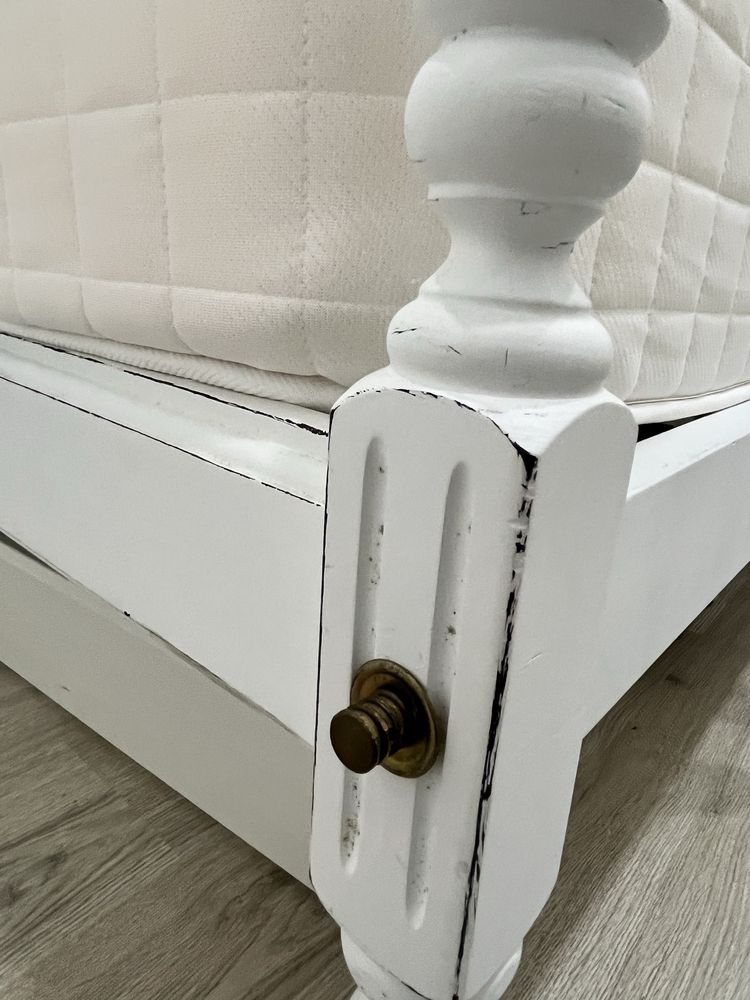 Cama antiga em madeira pintada