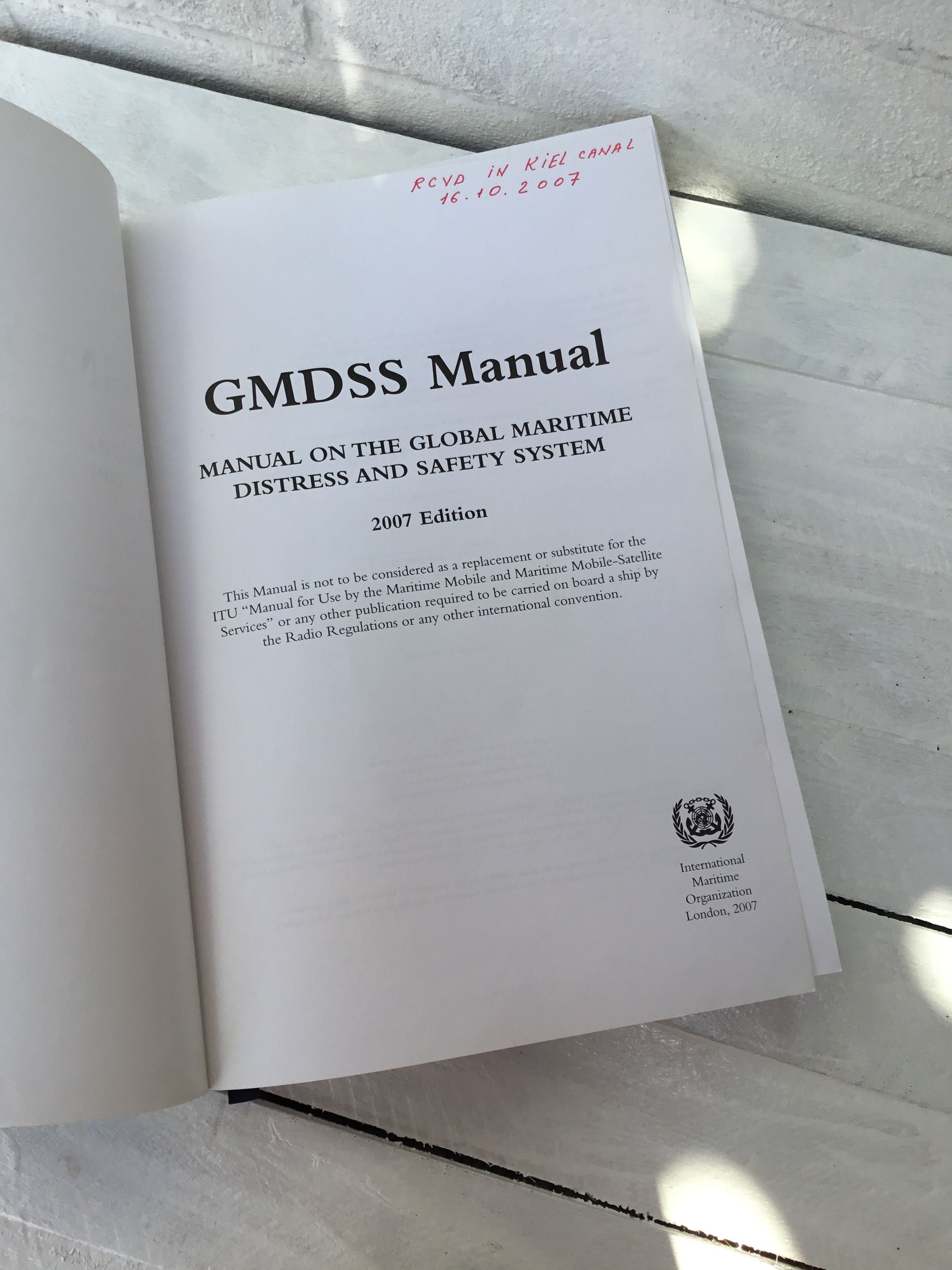 Продам книгу GMDSS Manual: Global Maritime Distress and Safety System