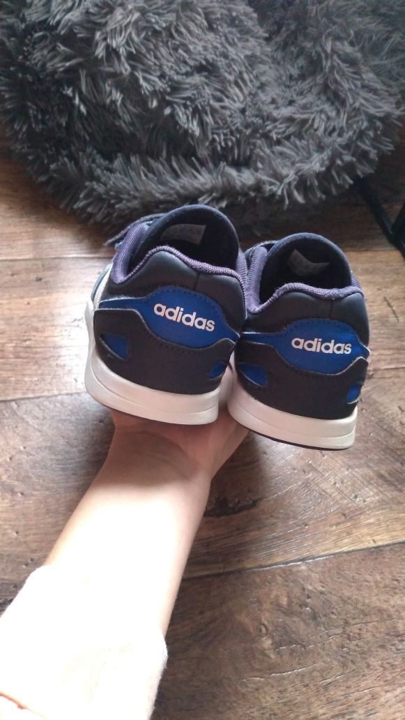 Lekkie chłopięce buty marki adidas Rozmiar 35