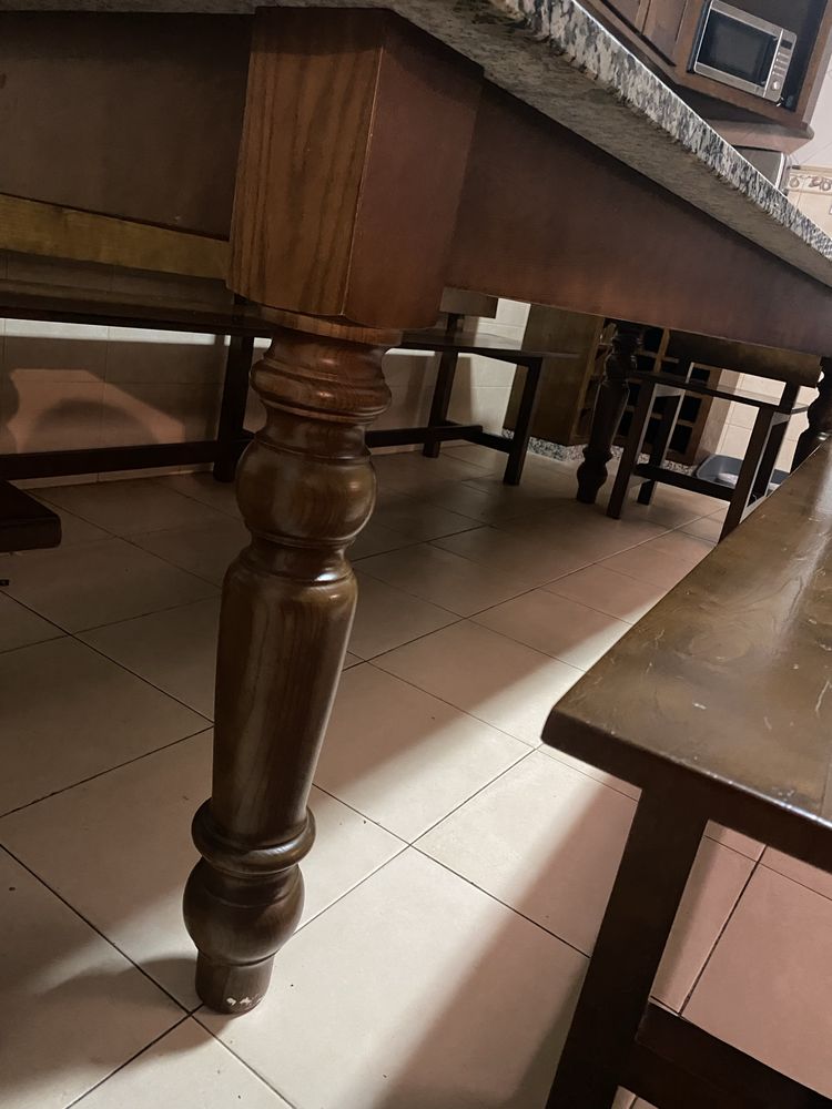 Mesa de Jantar com Tampo em Granito e Estrutura de Madeira Maciça