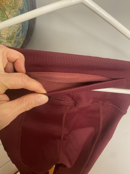 Bordowe legginsy sportowe Cotton On Body XS – jak nowe, z kieszeniami