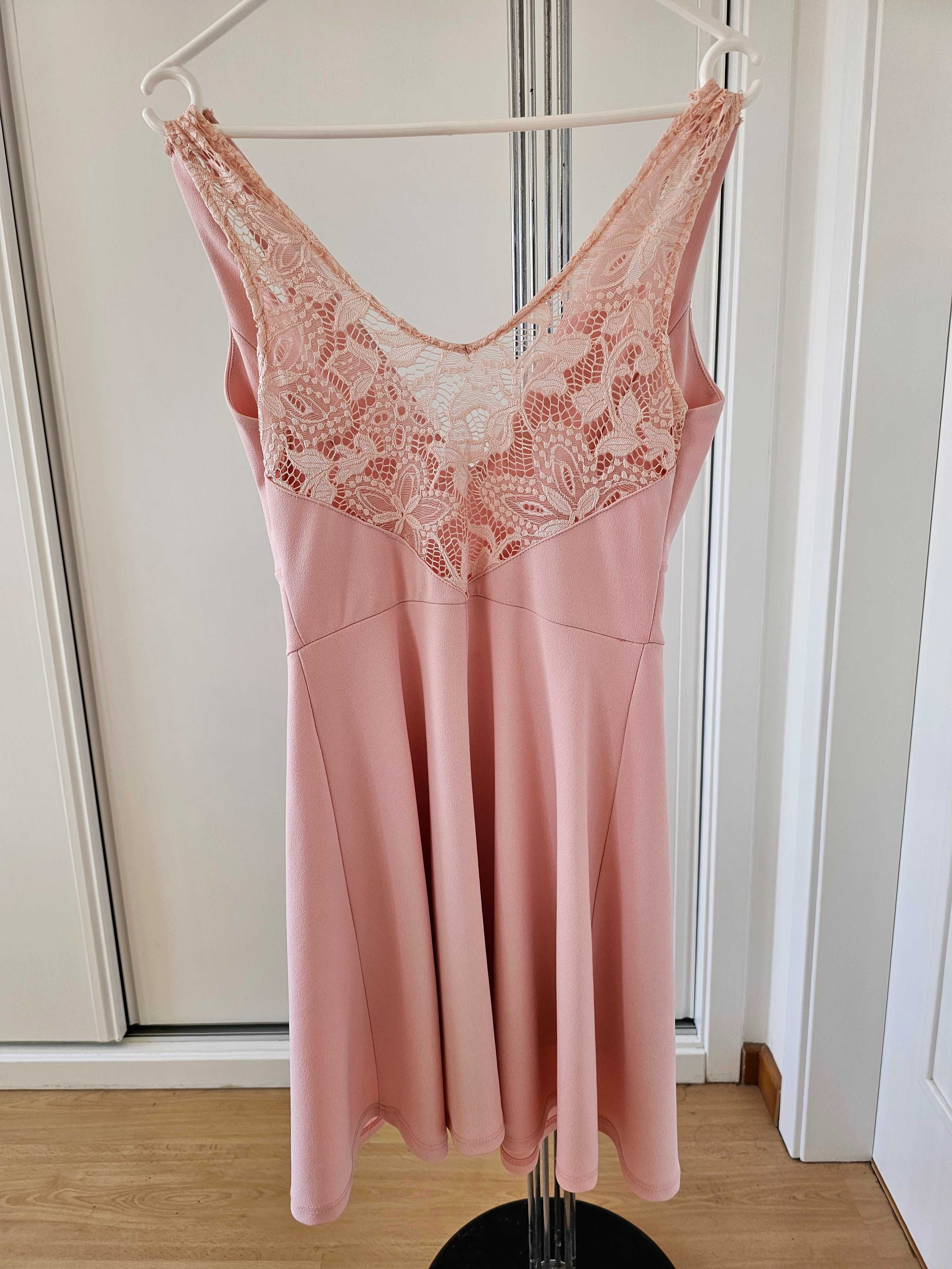 Vestido com renda na parte de trás