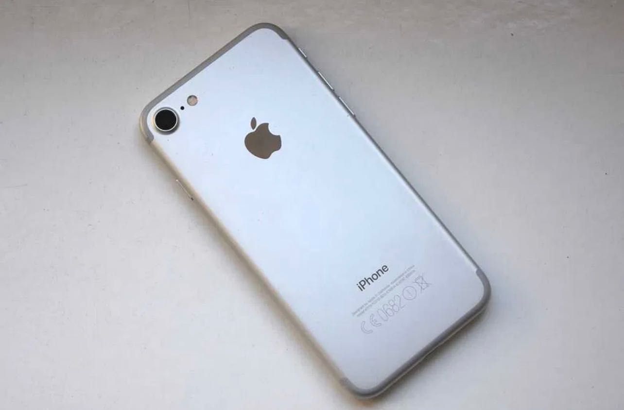 Apple iPhone 7 32GB Silver 8 SE x