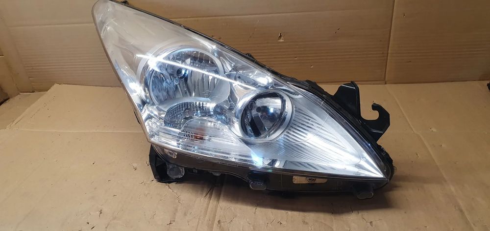 Lampa prawy przód przednia prawa Peugeot 3008 89903245