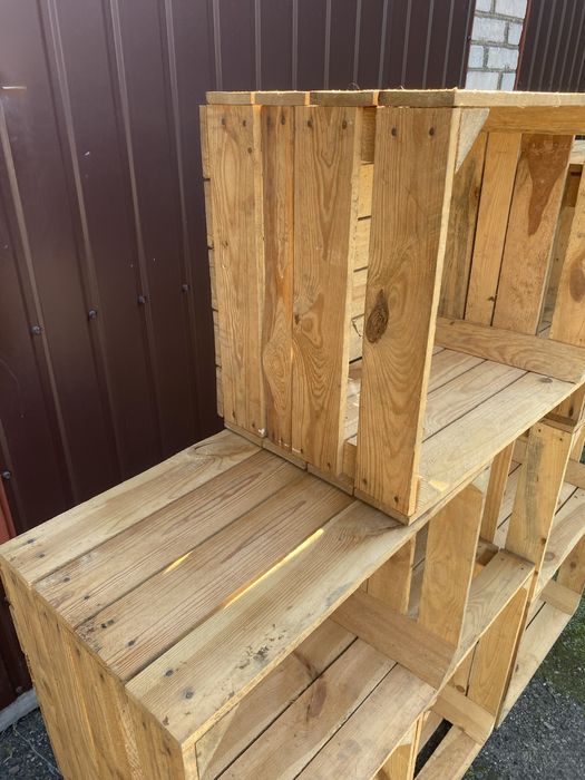 Skrzynki drewniane jedynki ładne jasne owoce warzywa ozdoby iwenty