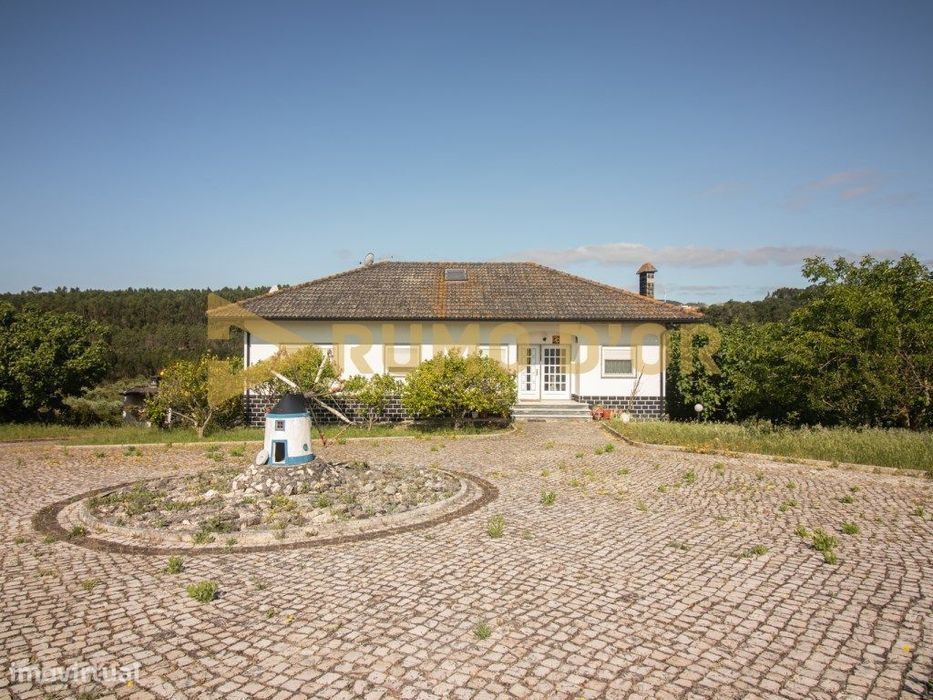 Moradia T4 com 2 Pisos em lote terreno de 8000 m² - Penedos / Alenquer