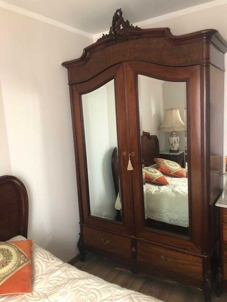 Stare meble do sypialni. Szafa,komoda z lustrem,łóżko,stolik z lampą
