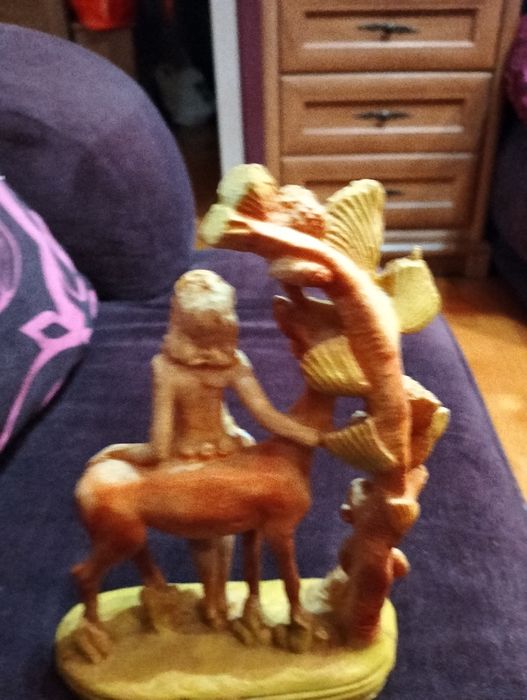 Figurka kobiety z jeleniem.