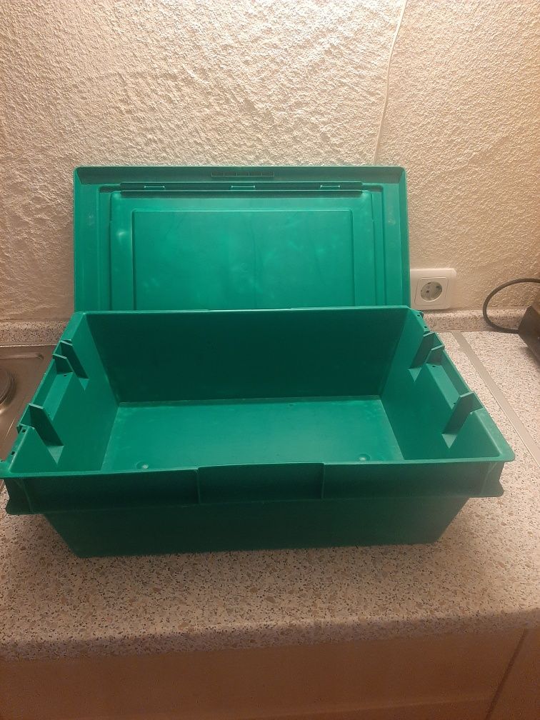 Pojemnik plastikowy z deklem