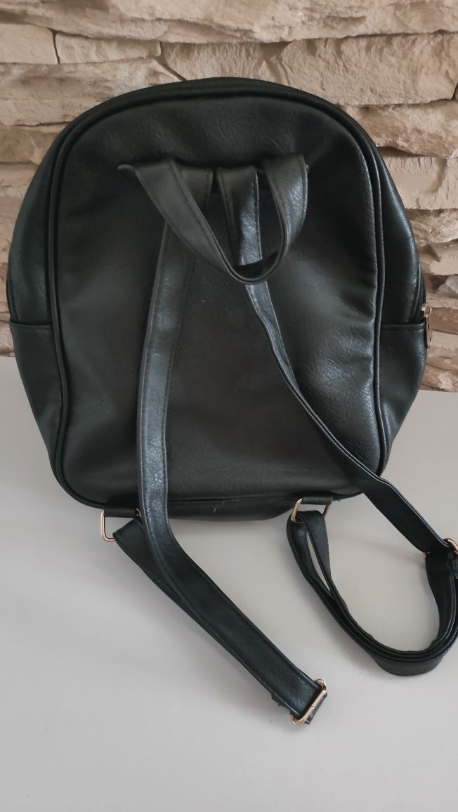 Mochila preta com detalhes