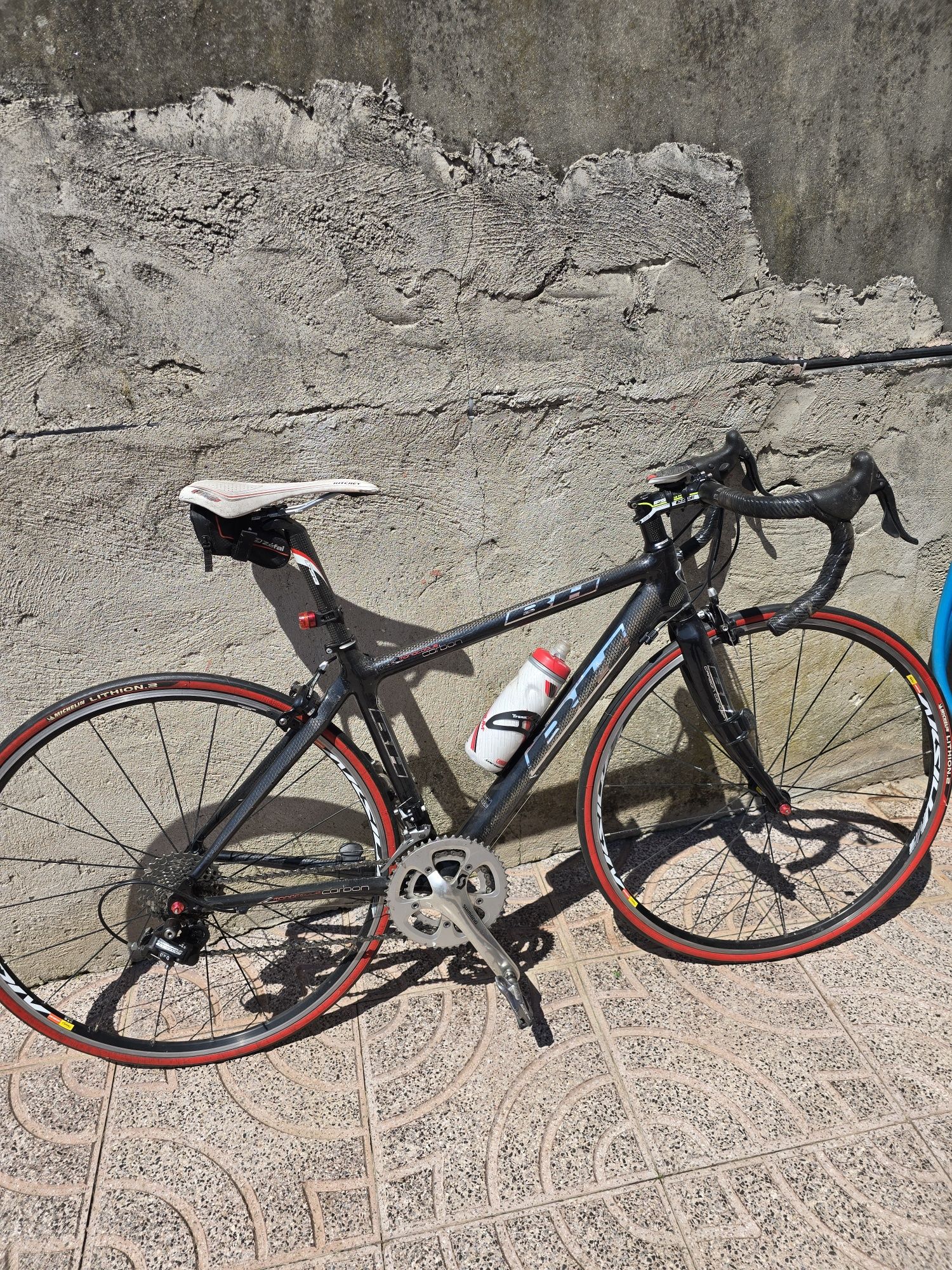 Bicicleta de carbono BH com pouco uso tem rodas mavic