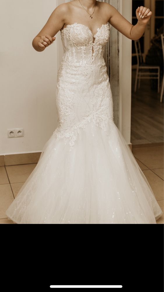 Suknia slubna rybka Anna Sposa z dołączoną tiulową spódnicą z trenem.