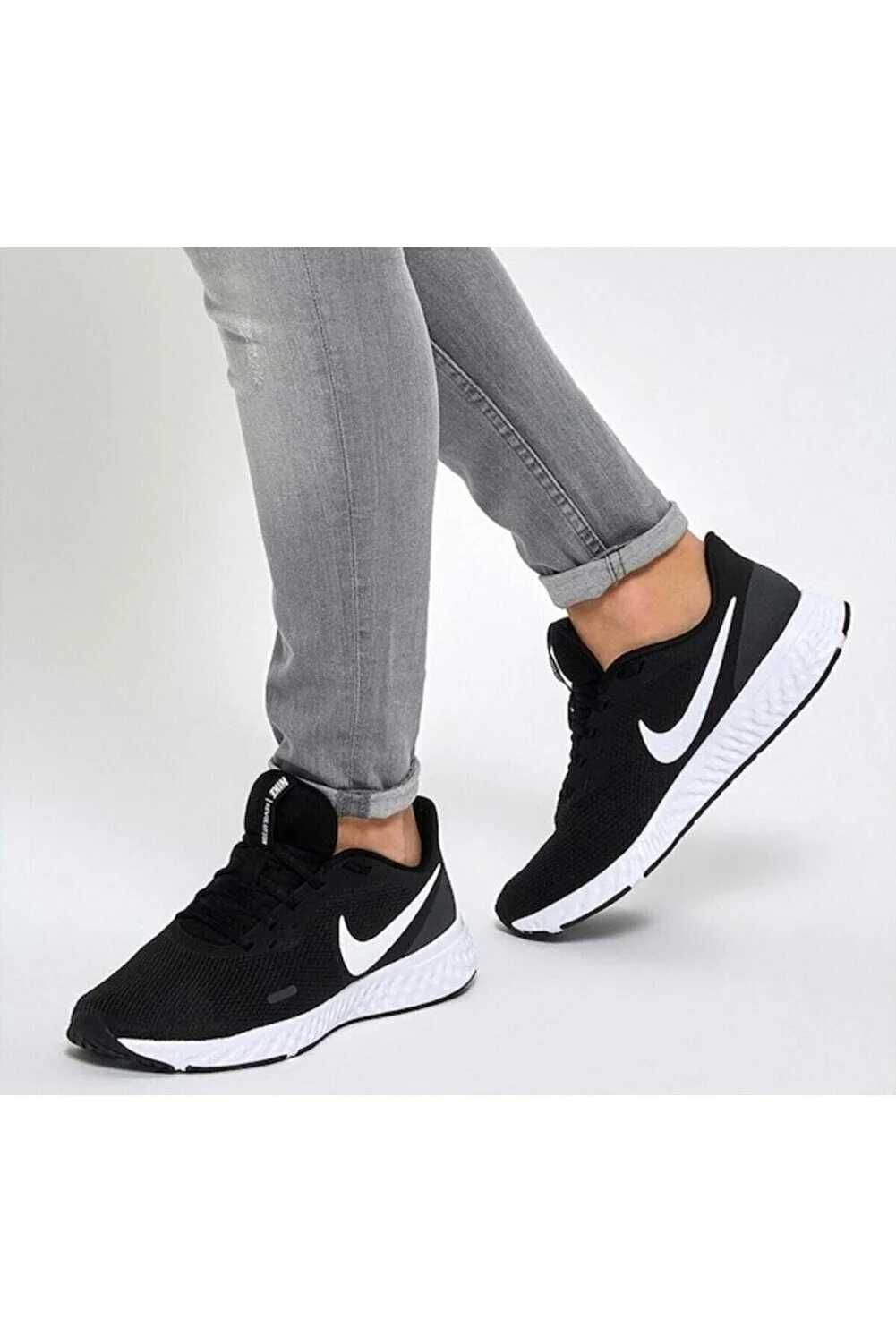 (r. 43) Nike Revolution 5 Black/White BQ3204,-002