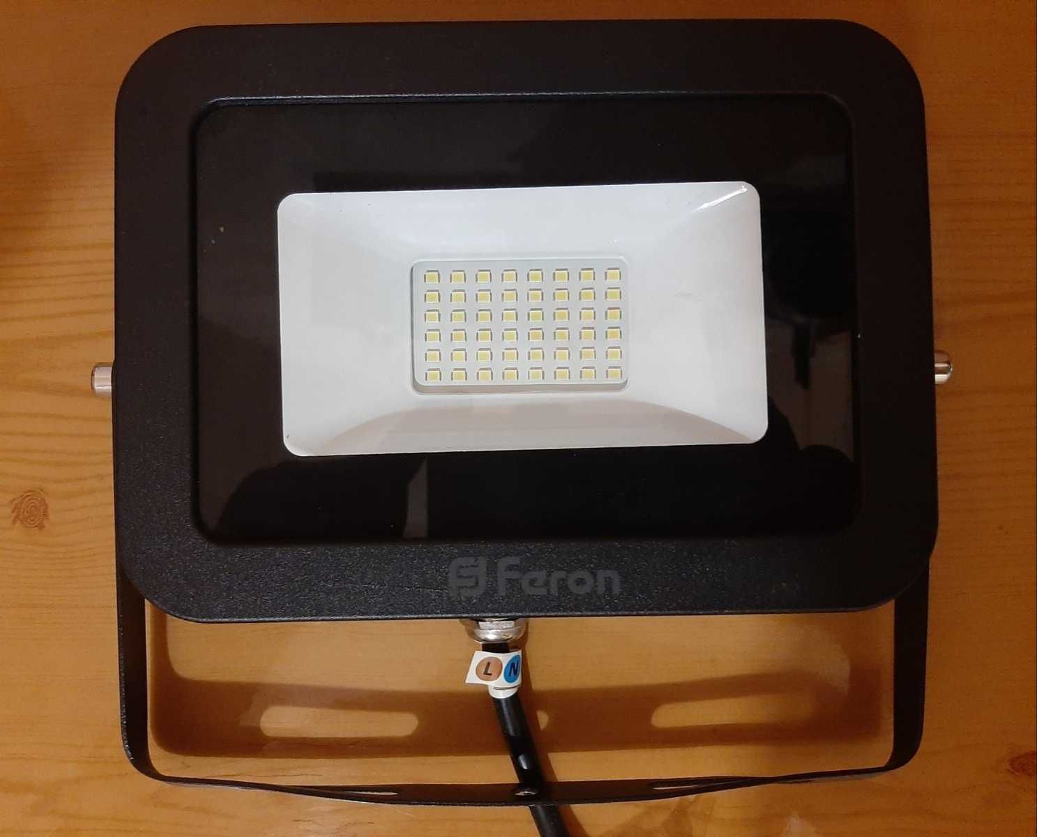 Продам прожектора Feron Titanum