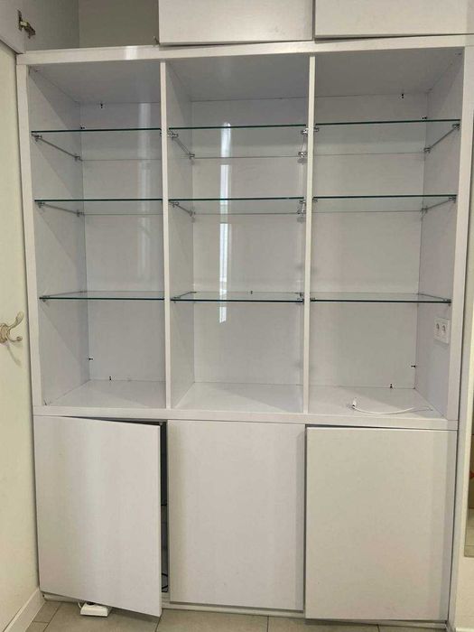 Продам шафу з скляними полицями