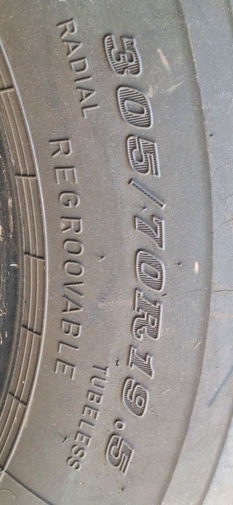 305/70R19.5 DUNLOP 4шт шины ведущие (задние)