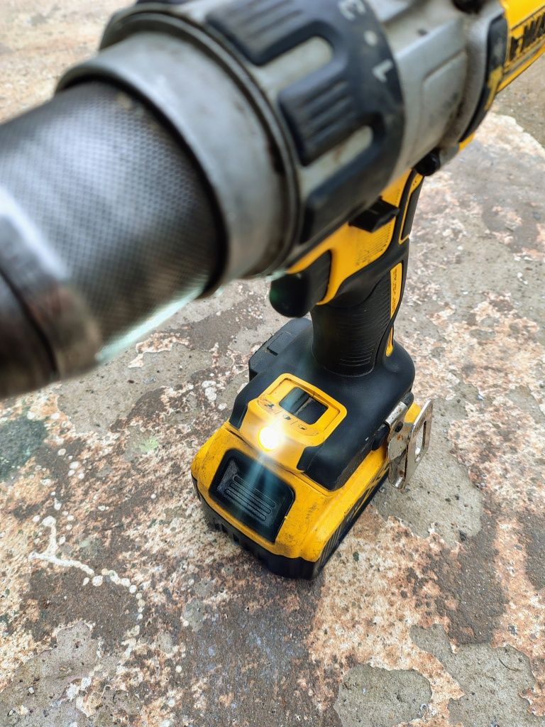 Wiertarko-wkrętarka akumulatorowa z udarem 18v DeWalt DCD996