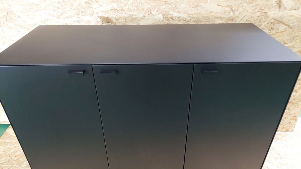 Armário metálico com portas abrir