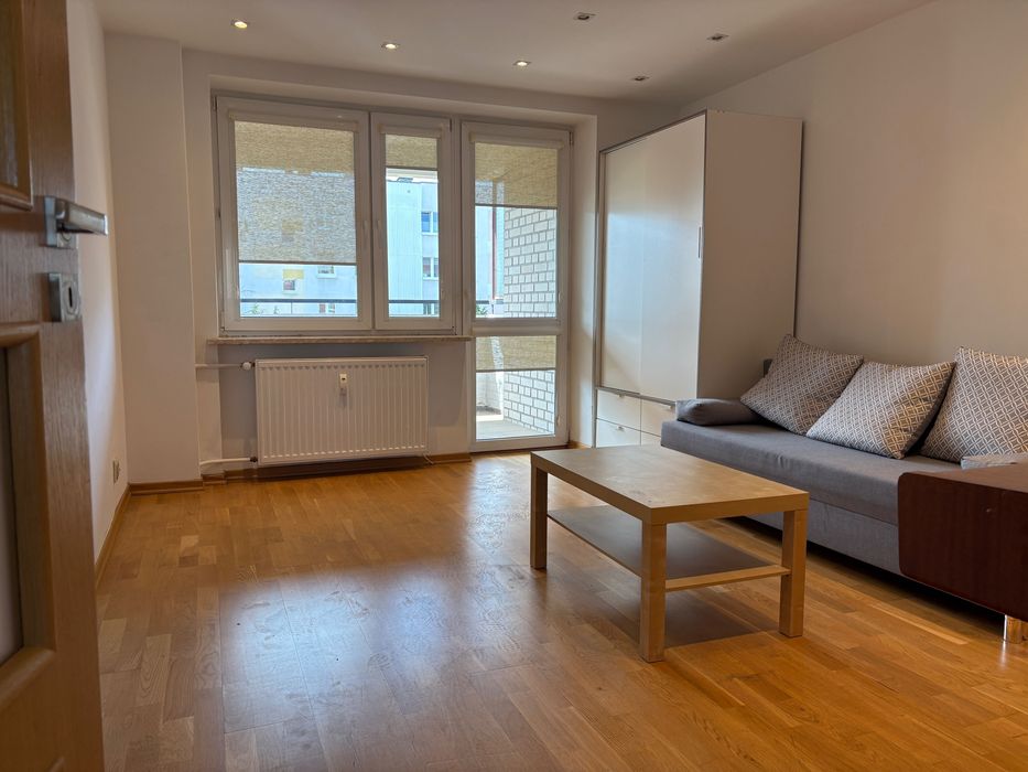 Duże dwupokojowe mieszkanie - Dworska 1A