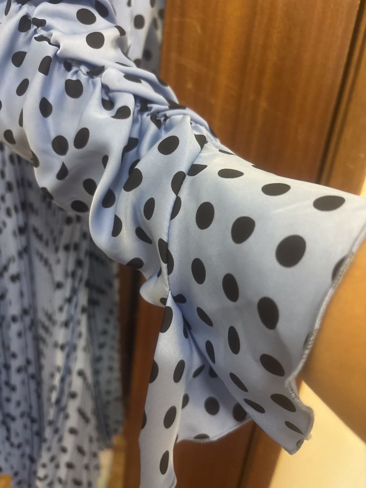 Vestido Denny Rose cetim azul, saia plissada e manga drapeada com folh