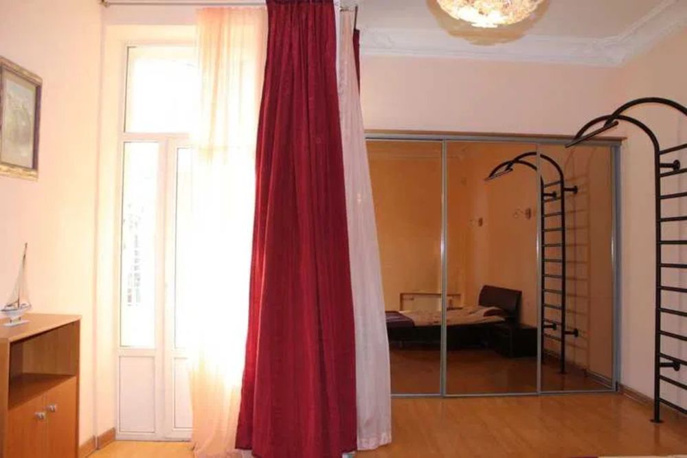 2-комнатная квартира на ул. Леонтовича, театр Музкомедии