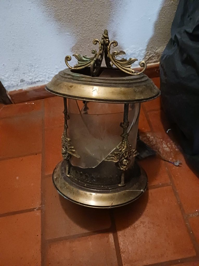 Lanterna de latão dourada com vidro partido