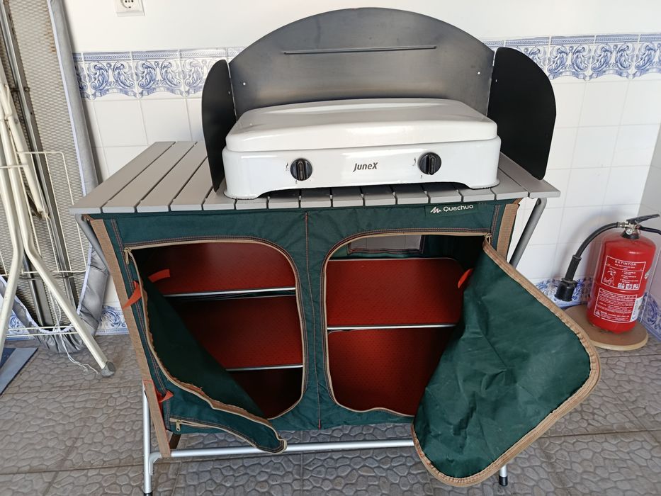 Mesa de cozinha desmontável e fogão de 2 bicos.