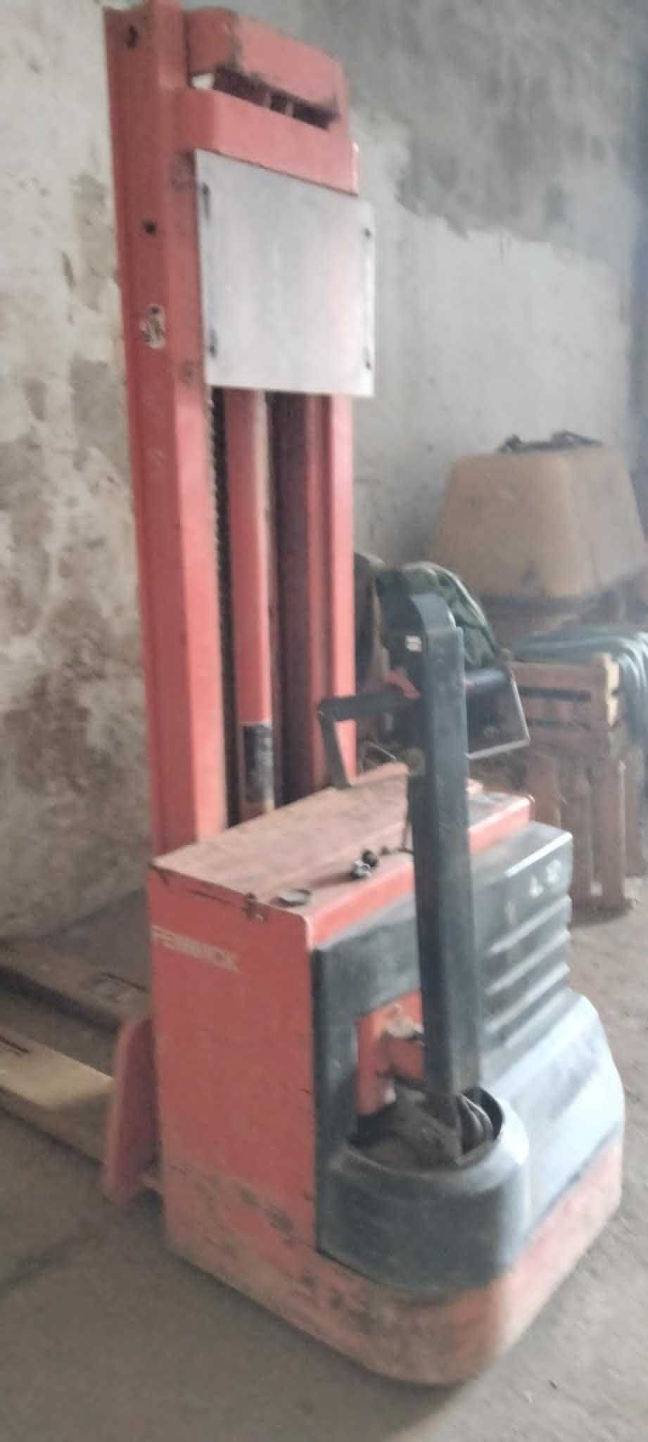 Vendo ou troco empilhador apeado com torre