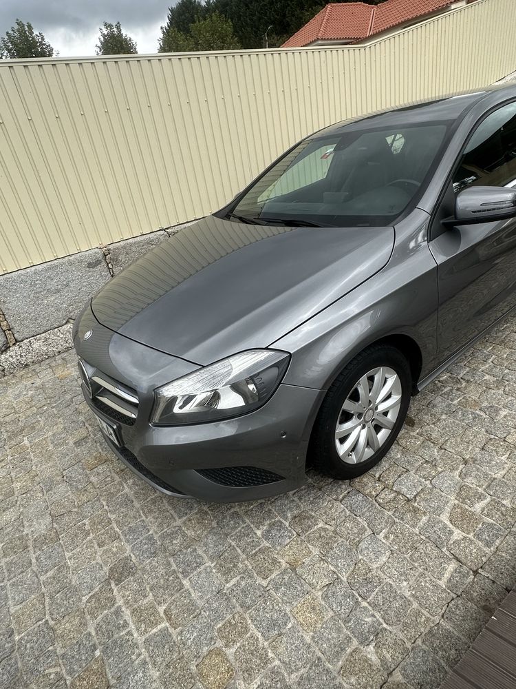 Mercedes A180 com 98600 km reais.