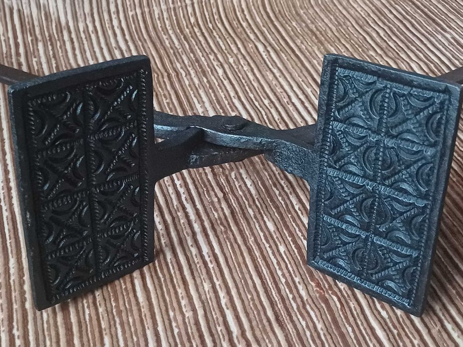 Zabytkowe urządzenie do wypieku opłatków - gofrów.