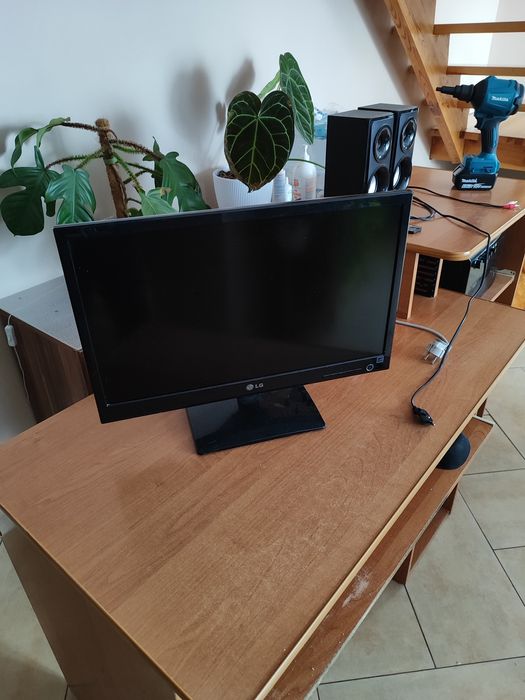 Biurko za darmo.Monitor gratis.