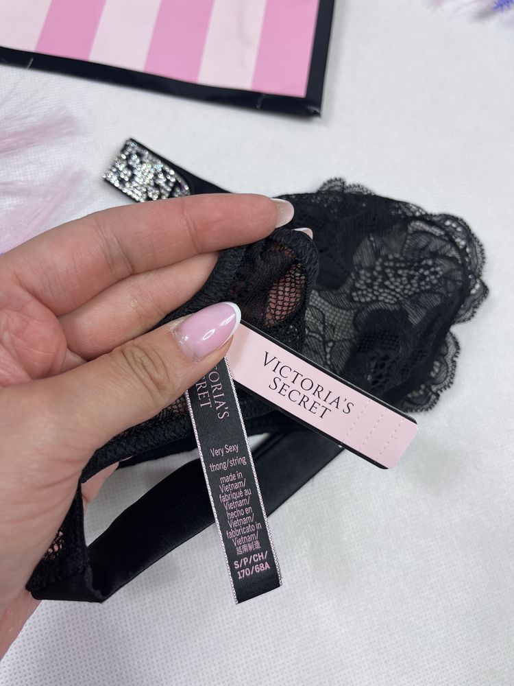 Czarne koronkowe majtki stringi z kryształkami Victoria’s Secret S