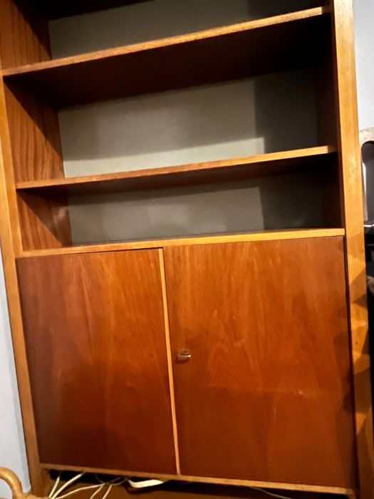 Regal na ksiazki vintage z litego drewna z szafka z lat 70-tych PRL