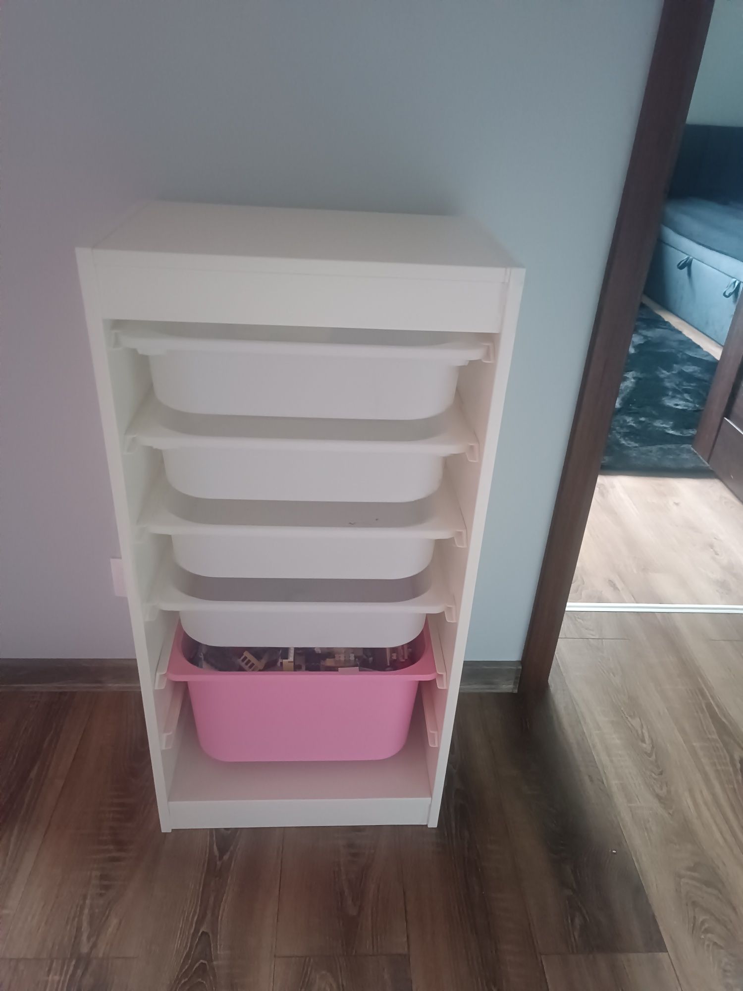 Regał z pojemnikami Ikea