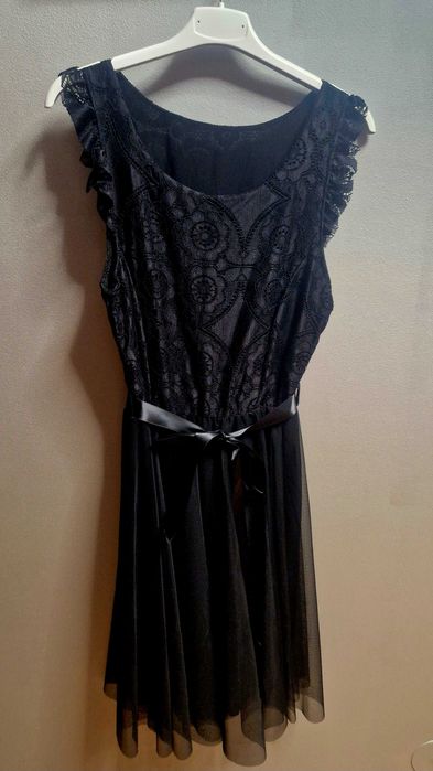 Elegancka piękna czarna sukienka z koronką zakonczona tiulem