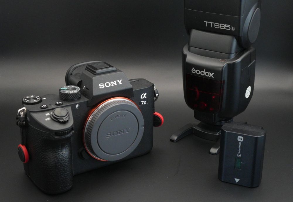 Sprzedam Sony a7 III z lampą Godox
