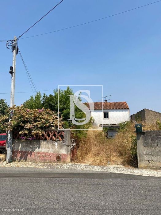 Terreno Urbano com Habitação para Remodelar e Frente de Rio – Lapas /