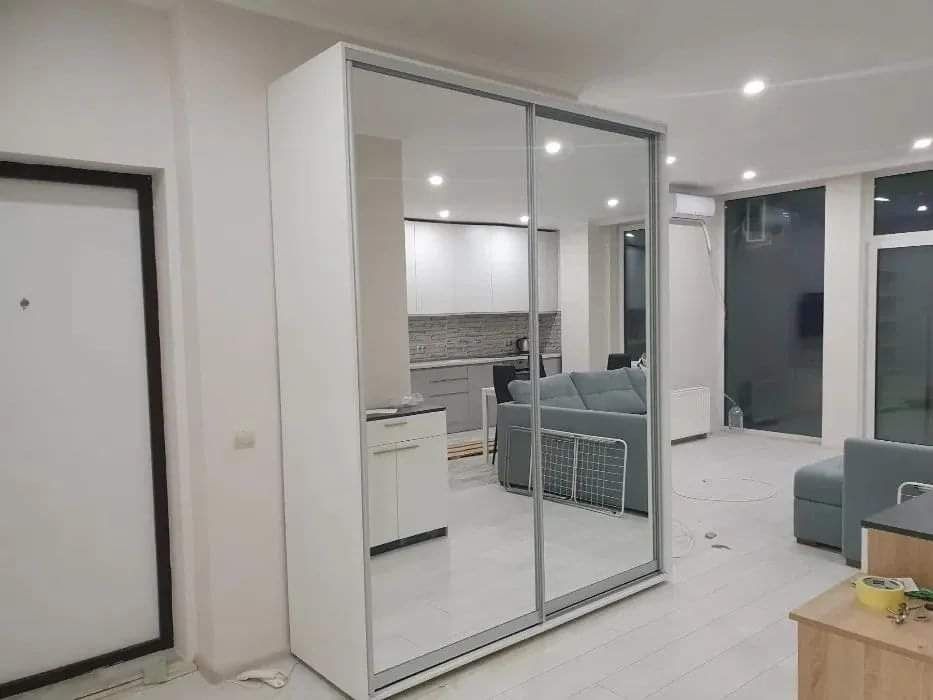 Шафа-купе біла з дзеркалом