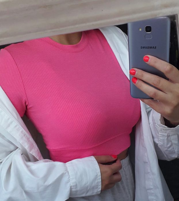 Różowy crop top t-shirt