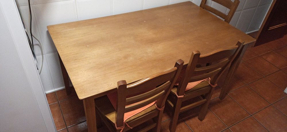 Mesa de jantar com 4 cadeiras