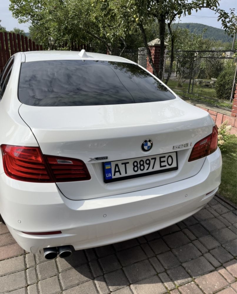 Автомобіль BMW528i 2013