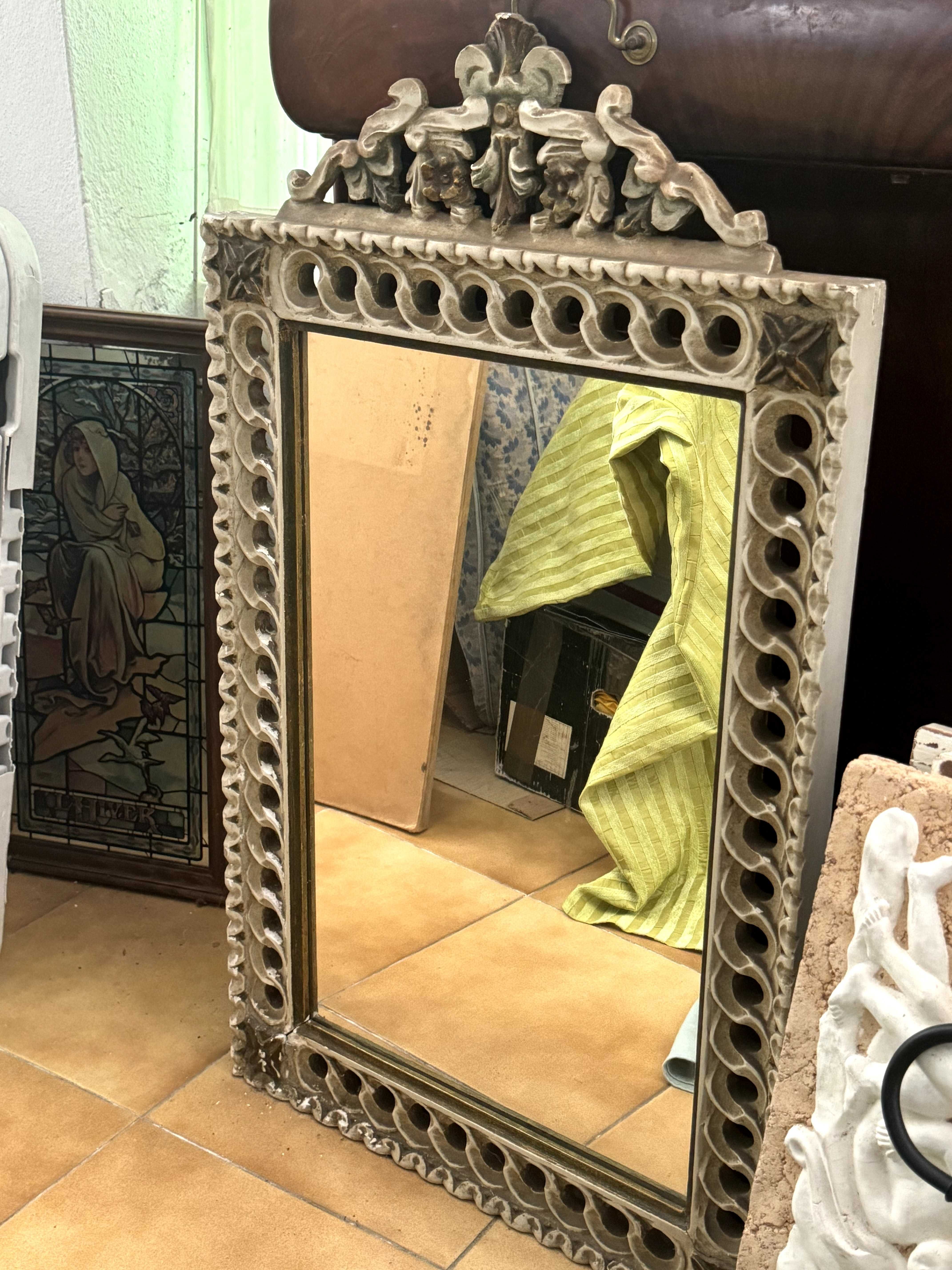 Espelho com moldura ornamental